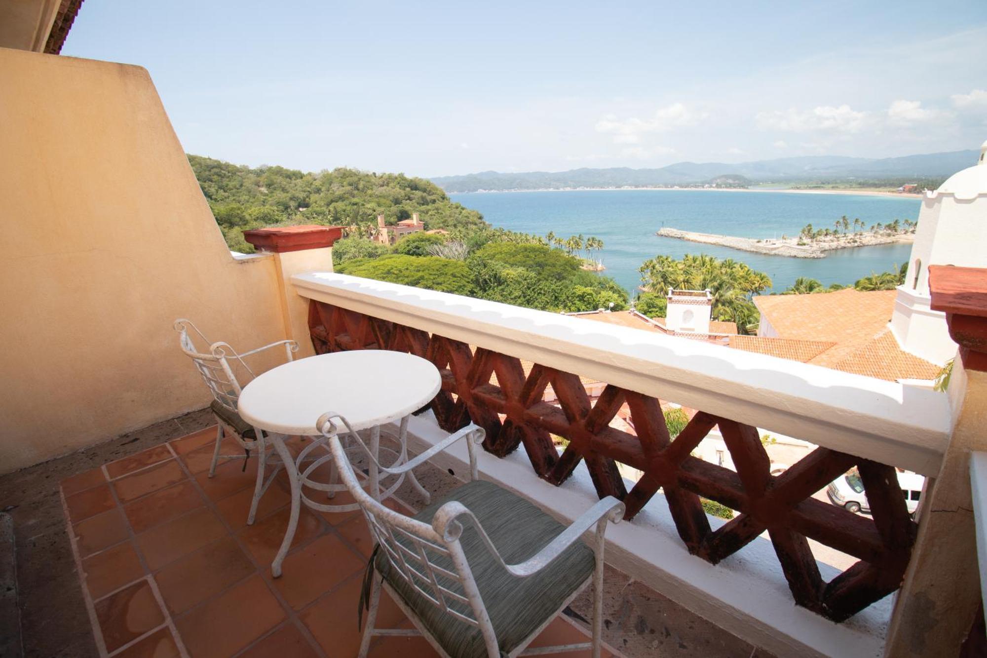 Grand Isla Navidad Golf & Spa Resort With Marina Barra de Navidad Exterior foto A balcony in a hotel