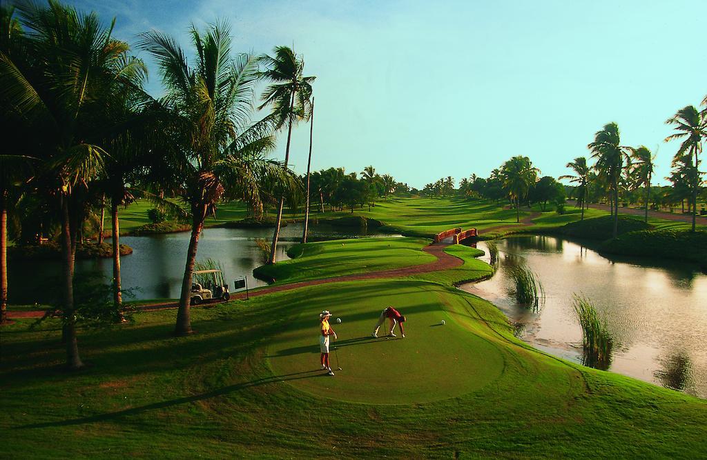 Grand Isla Navidad Golf & Spa Resort With Marina Barra de Navidad Exterior foto Golf course at the Royal Palm Golf and Country Club